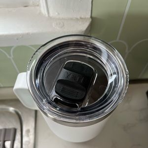 32 oz handle yeti with mag slide lid. Spill proof gently used no scratches